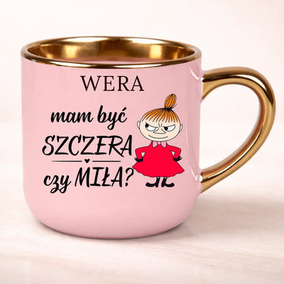Śmieszny kubek z napisem Mam być szczera czy miła imienny dla kobiety prezent z motywem Mała Mi