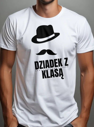 Prezent z okazji dnia dziadka koszulka z nadrukiem dziadek z klasą z kapeluszem i wąsem biały Personalizowane-prezenty.pl