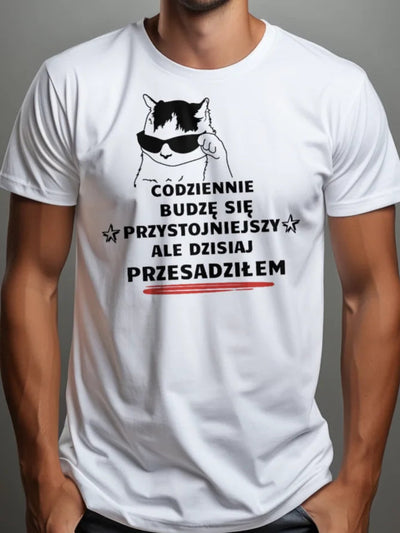 Prezent dla chłopaka koszulka z nadrukiem codziennie budzę się przystojniejszy ale dzisiaj przesadziłem biała Personalizowane-prezenty.pl