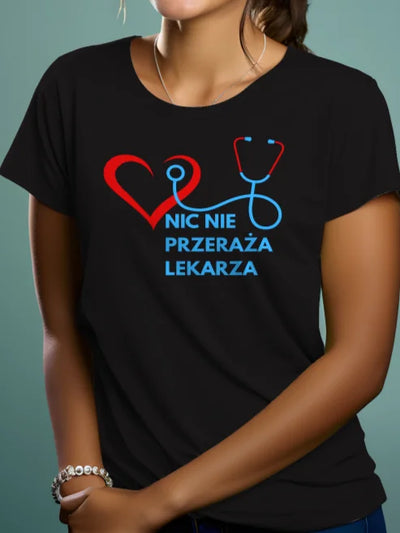 Prezent dla lekarza koszulka damska z nadrukiem nic nie przeraża lekarza czarna