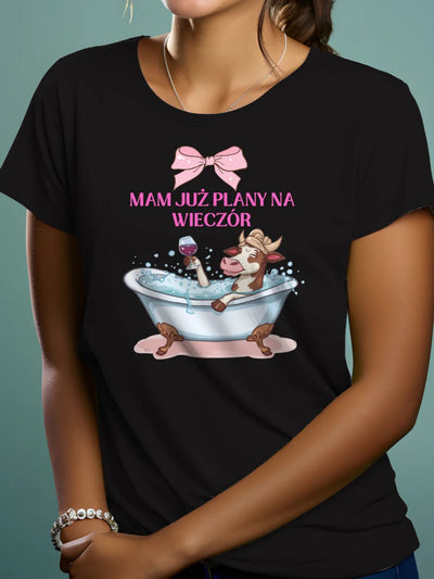 Prezent na dzień kobiet personalizowana koszulka z nadrukiem krowy w wannie i winem w ręce mam już plany na wieczór czarna Personalizowane-prezenty.pl