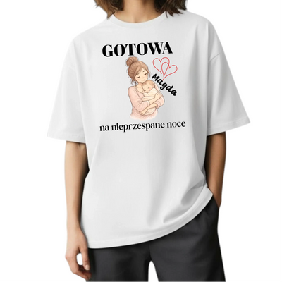 Koszulka OVERSIZE dla młodej mamy z napisem GOTOWA NA NIEPRZESPANE NOCE z imieniem dziecka biała