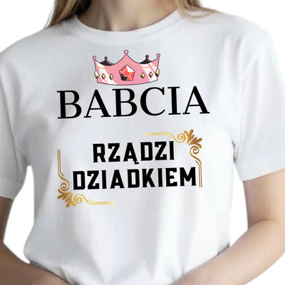 Prezent z okazji dnia babci koszulka z nadrukiem babcia rządzi dziadkiem z koroną biała