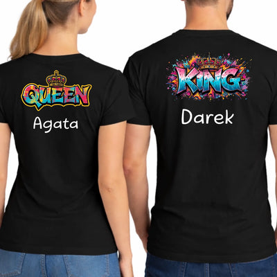 Zestaw prezentowy dla pary koszulki czarne z nadrukiem King Queen personalizowane z imionami