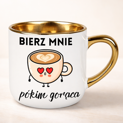 Śmieszny kubek na prezent Bierz mnie pókim gorąca z filiżanką z sercami