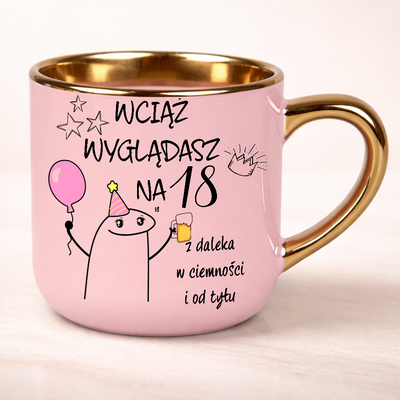 Kubek na prezent z nadrukiem Wciąż wyglądasz na 18
