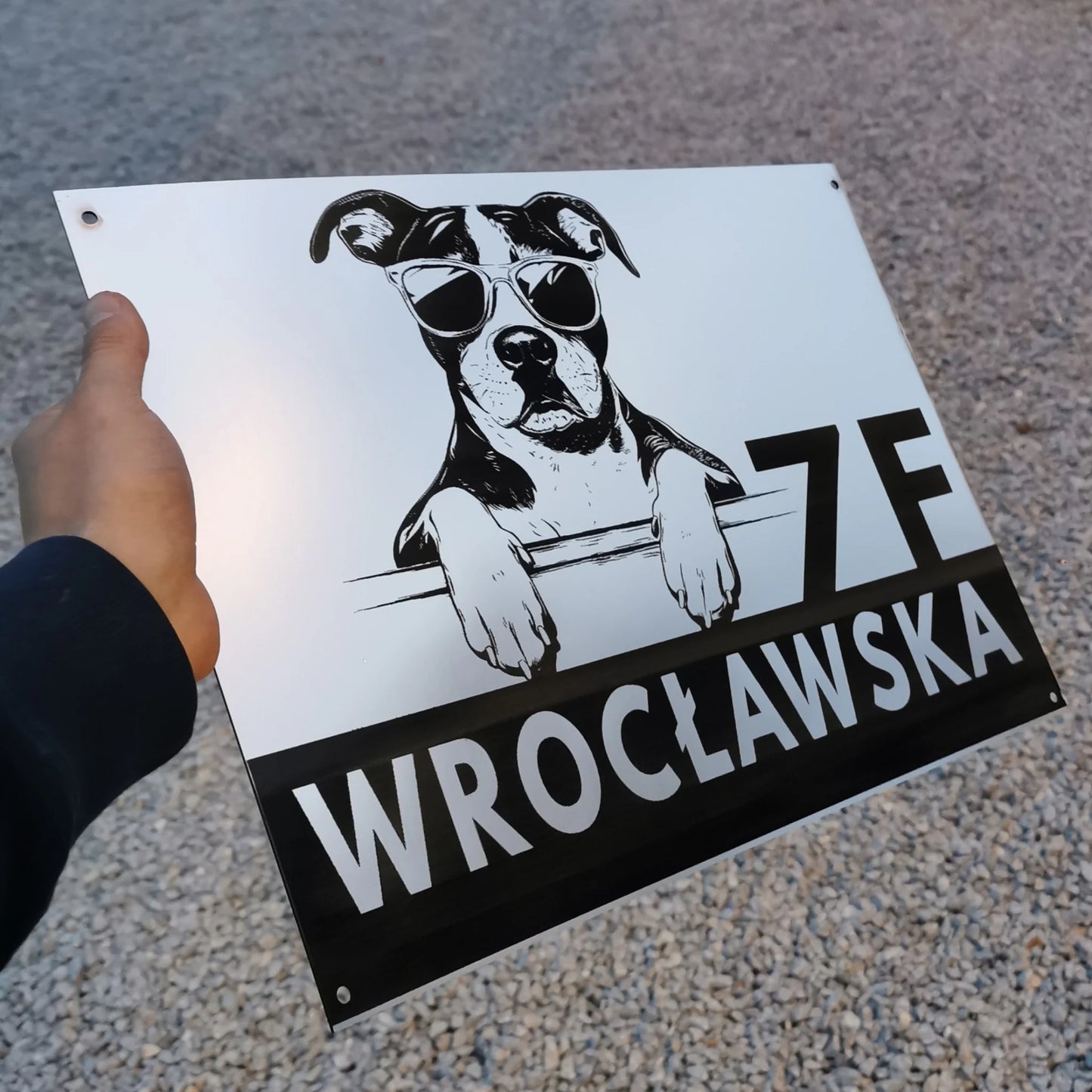 Tabliczka adresowa z psem srebrna - grawerowana