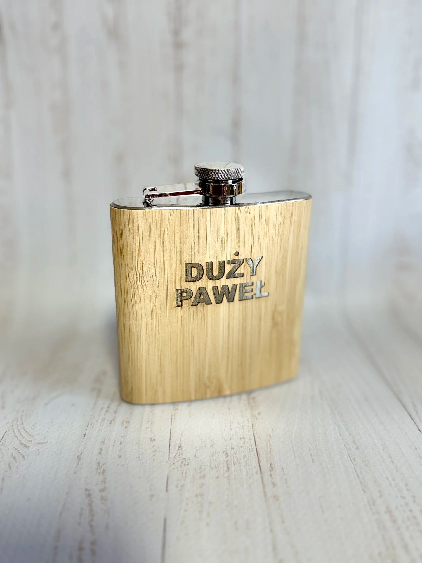 Piersiówka bambusowa z grawerem na prezent