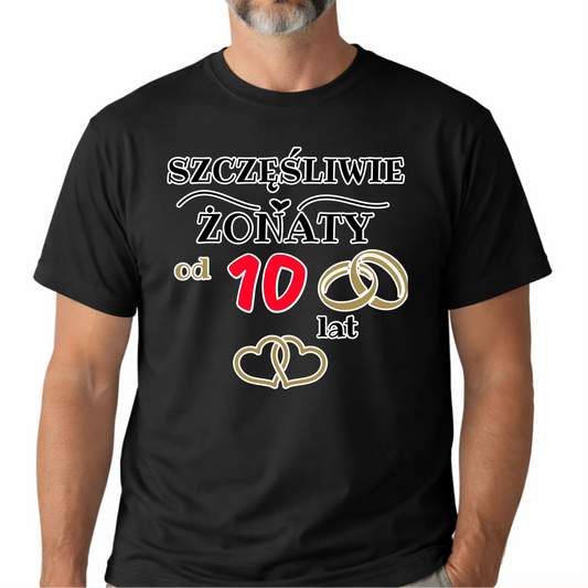 Prezent na rocznicę dla męża - koszulka z napisem szczęśliwie żonaty z personalizowaną liczbą lat