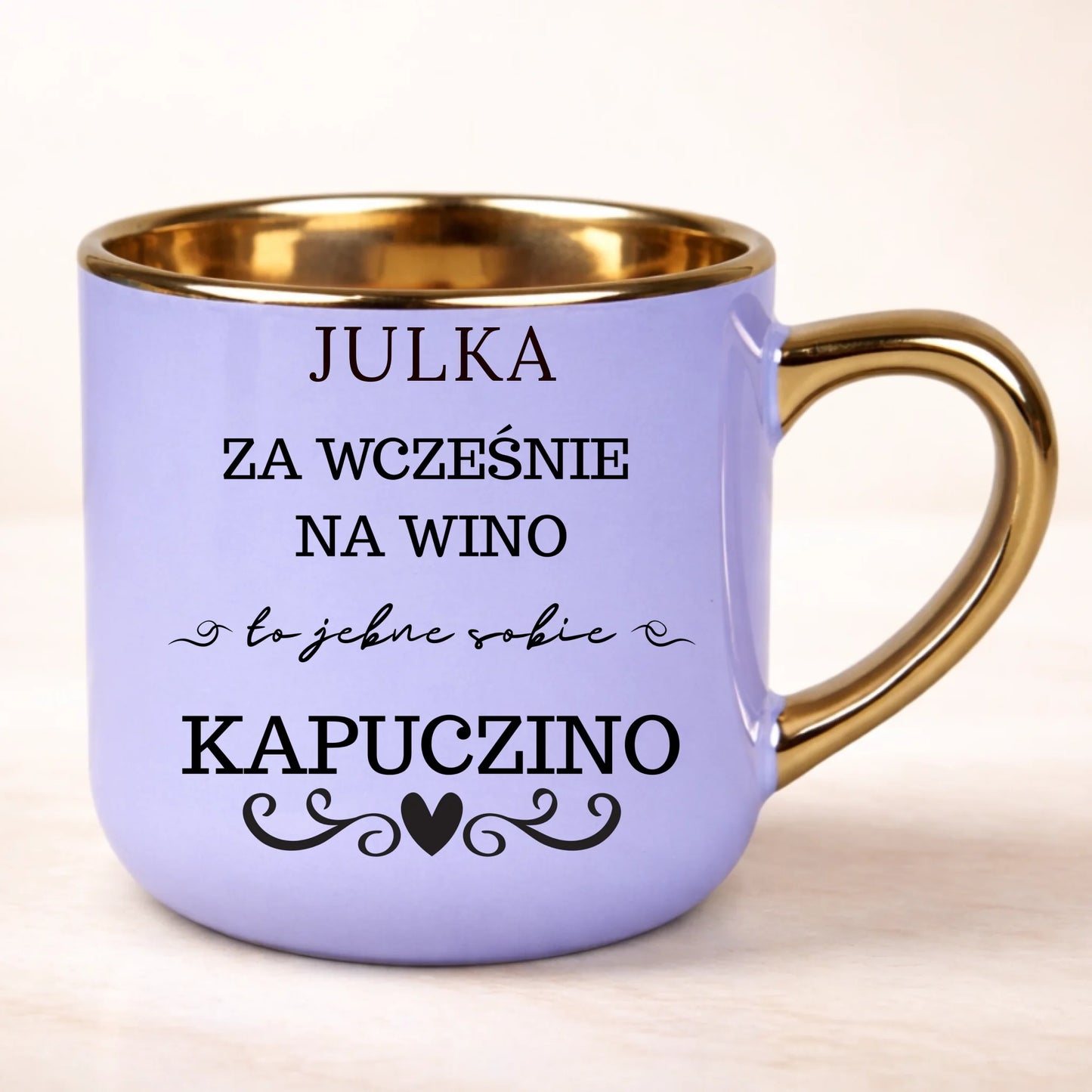 Śmieszny kubek na prezent z imieniem dla dziewczyny Za wcześnie na wino do pracy