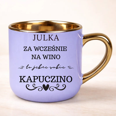 Śmieszny kubek na prezent z imieniem dla dziewczyny Za wcześnie na wino do pracy
