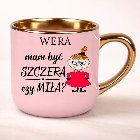 Śmieszny kubek z napisem Mam być szczera czy miła imienny dla kobiety prezent z motywem Mała Mi