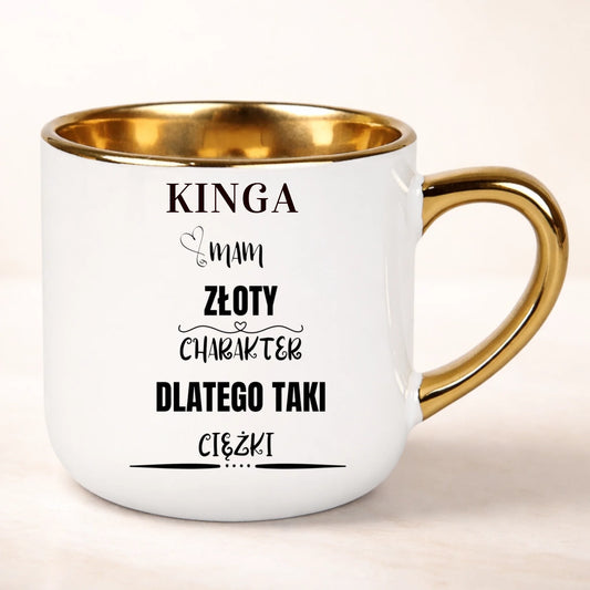 Śmieszny kubek z napisem Mam złoty charakter dlatego taki ciężki prezent dla niej do pracy imienny