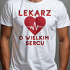 Prezent dla lekarza koszulka męska z nadrukiem lekarz o wielkim sercu biała
