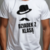 Prezent z okazji dnia dziadka koszulka z nadrukiem dziadek z klasą z kapeluszem i wąsem białya