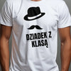 Prezent z okazji dnia dziadka koszulka z nadrukiem dziadek z klasą z kapeluszem i wąsem biały