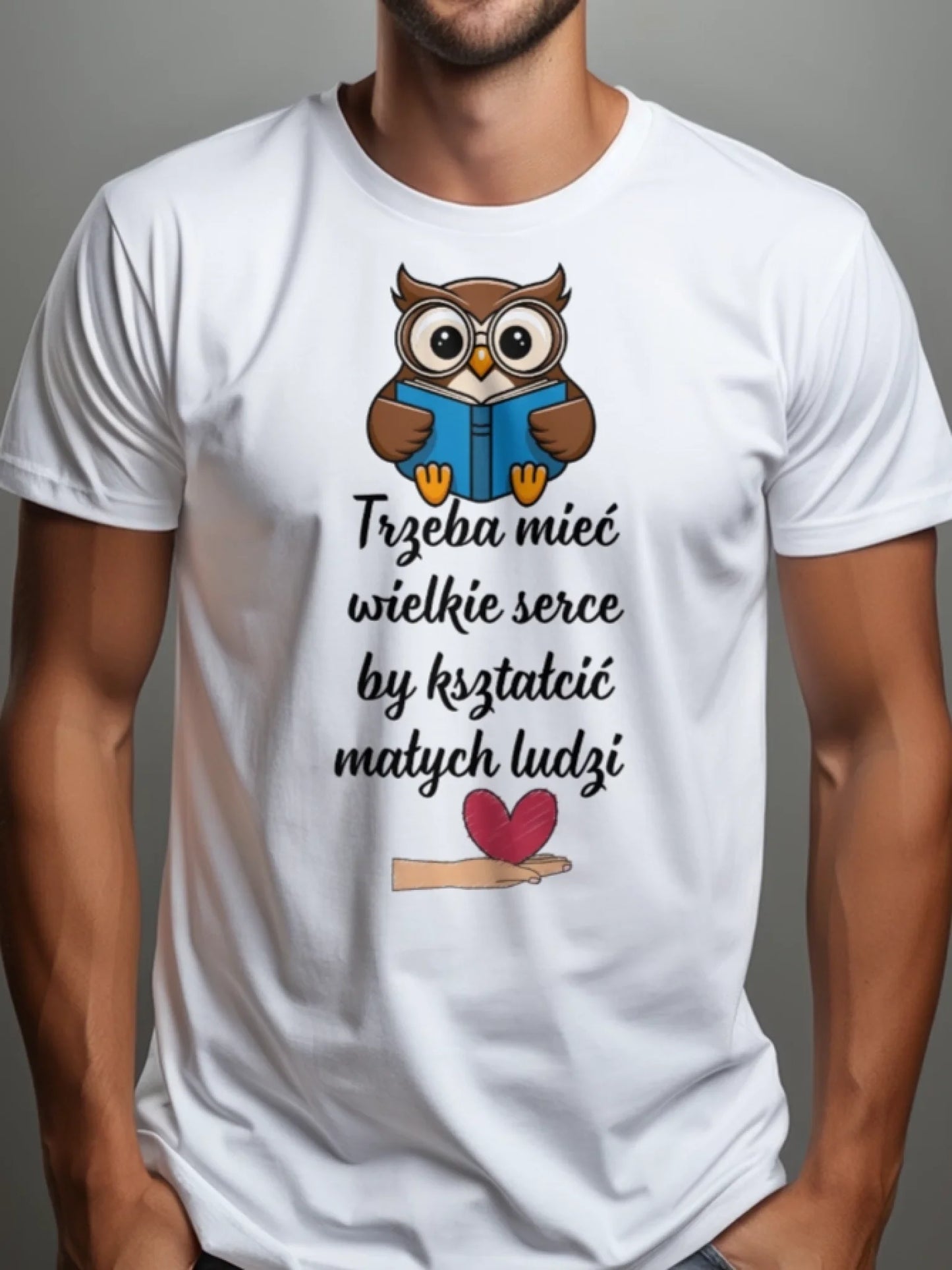 Prezent na dzień nauczyciela koszulka męska z nadrukiem trzeba mieć wielkie serce by kształcić małych ludzi z grafiką sowy i książki białea