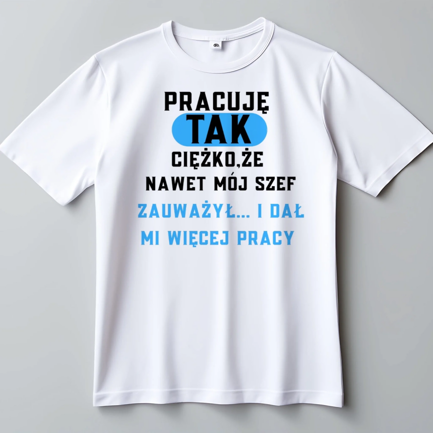 Koszulka męska z nadrukiem napisem pracuję tak ciężko że nawet mój szef zauważył i dał mi więcej pracy biała