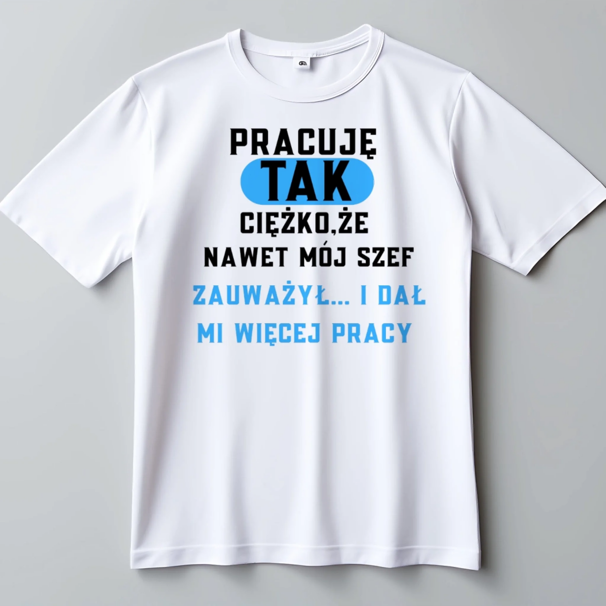 Koszulka męska z nadrukiem napisem pracuję tak ciężko że nawet mój szef zauważył i dał mi więcej pracy biała
