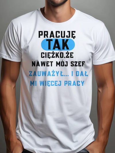 Koszulka męska z nadrukiem napisem pracuję tak ciężko że nawet mój szef zauważył i dał mi więcej pracy biała