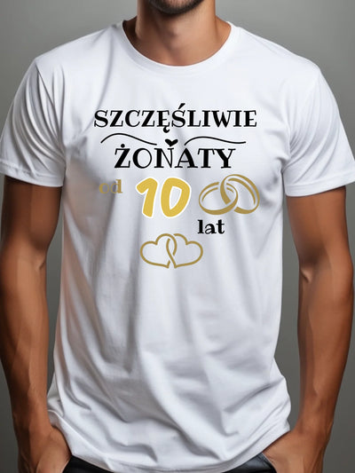 Prezent na rocznicę dla męża - personalizowana koszulka z napisem "Szczęśliwie żonaty od" i wpisz dowolną liczbę lat biała