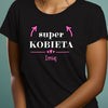 Prezent na dzień kobiet personalizowana koszulka z nadrukiem super kobieta z imieniem czarna