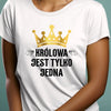 Prezent na dzień kobiet koszulka z nadrukiem królowa jest tylko jedna z koroną biała