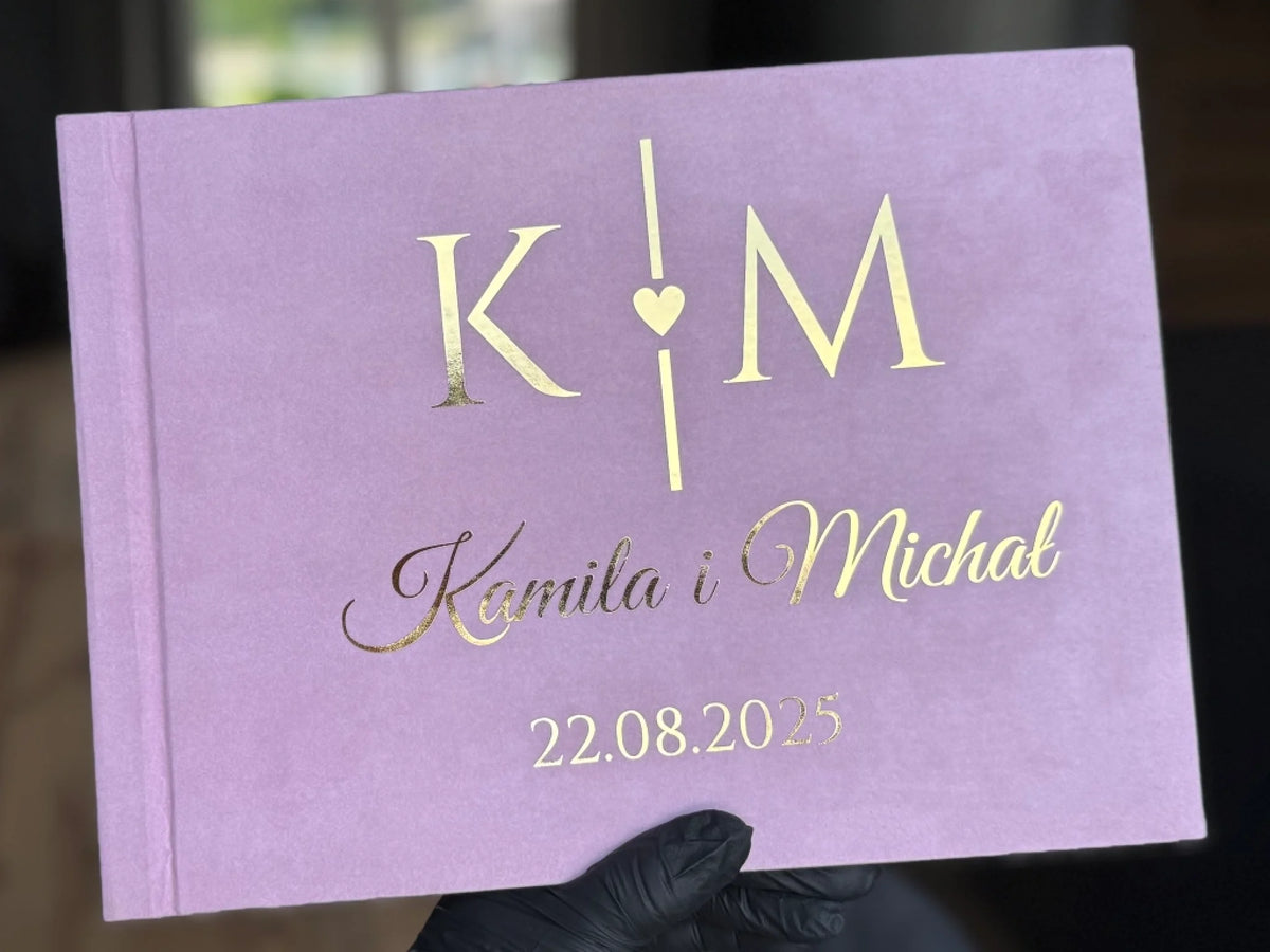 Księga gości weselnych welurowa w kolorze Różowym ze złotym lustrzanym napisem elegancka i personalizowana
