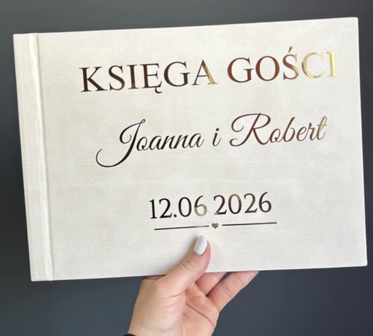 Księga gości weselnych welurowa w kolorze Kremowym ze złotym lustrzanym napisem elegancka i personalizowana