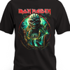 Czarna koszulka Iron Maiden z Eddiem w okręgu na zielonym tle