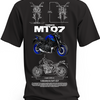 Czarna koszulka z niebieskim motocyklem Yamaha MT-07, białym napisem MT-07 i rysunkami technicznymi