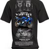 Czarna koszulka z niebieskim motocyklem Yamaha YZF-R1 i rysunkami technicznymi