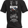 Czarna koszulka z biało-niebiesko-czerwonym motocyklem BMW G310 GS i rysunkami technicznymi