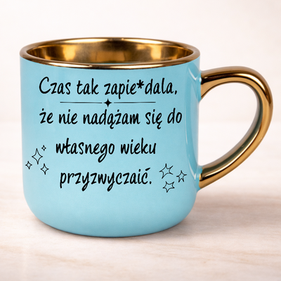 Kubek z nadrukiem czas tak zapie*dala że nie nadążam się do własnego wieku przyzwyczaić