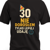 Koszulka z napisem „30 — nie dorosłem, tylko lepiej udaję”, konturem czapeczki imprezowej i mrugającą buźką - czarna koszulka meska