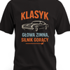 Biała sylwetka klasycznego samochodu z liniami maski i napisem Klasyk — głowa zimna, silnik gorący - czarna koszulka