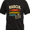Biały szkic wałka do ciasta i kawałka tortu z napisem Babcia. Supermoc: ciasto - czarna koszulka