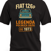 Retro napis „Fiat 126p — Legenda polskich dróg (od 1973)” z małą ikoną przodu Malucha i datą w formie stempla - czarna koszulka meski
