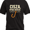 Biały napis „Cisza, ryba bierze” z minimalistycznym haczykiem i falującą linią wody - czarna koszulka