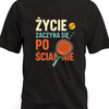 Koszulka do padla z napisem „Życie zaczyna się po ścianie” oraz minimalistycznym rysunkiem rakiety, piłki i linii odbicia od ściany - czarna koszulka