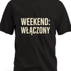 Centralny biały napis WEEKEND: WŁĄCZONY w dwóch wierszach z cienką kolorową linią pod dolnym tekstem - czarna koszulka meska