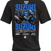 Czarna koszulka z niebieskim motocyklem Suzuki i dużymi niebieskimi napisami Suzuki
